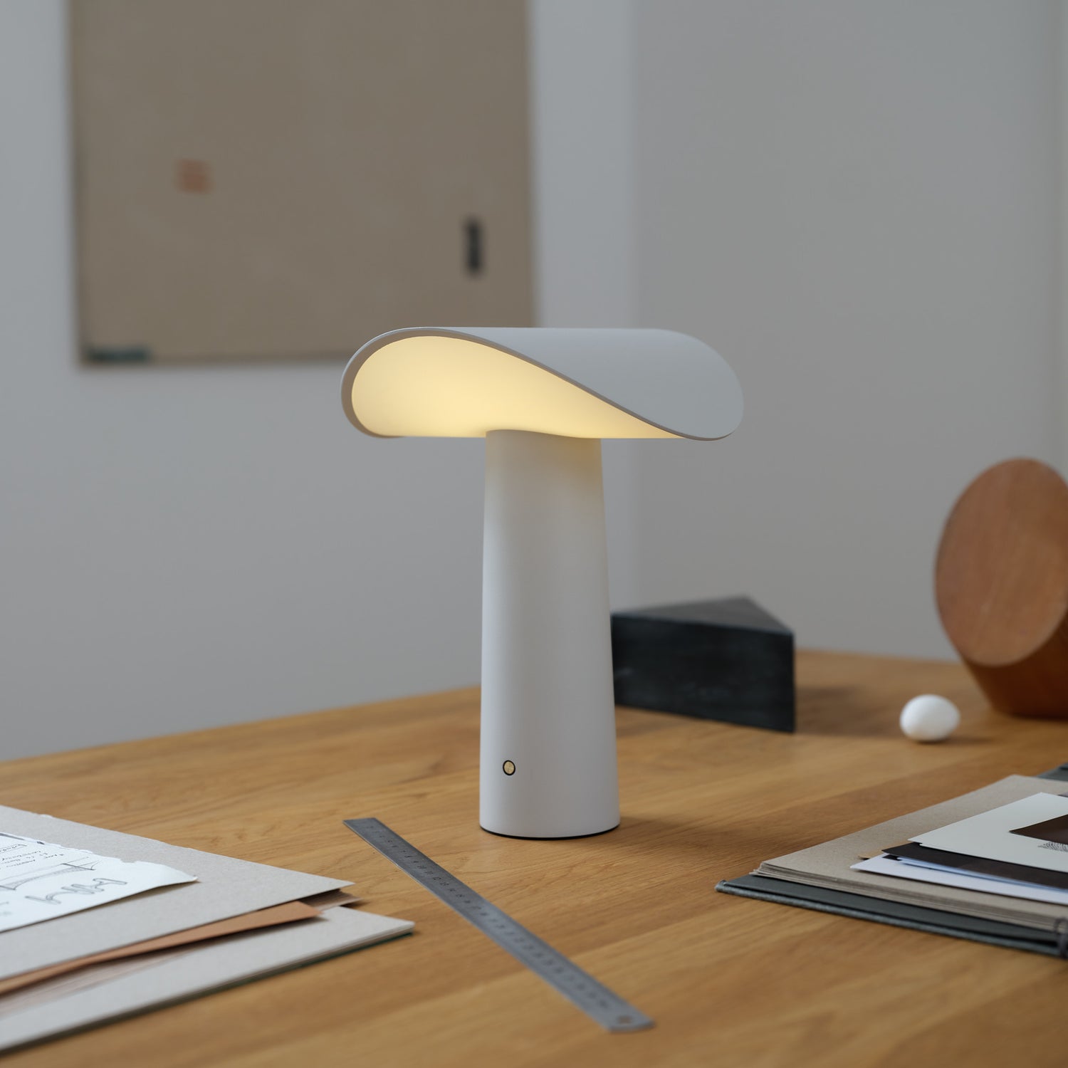 Lium portable bordlampe varm grå