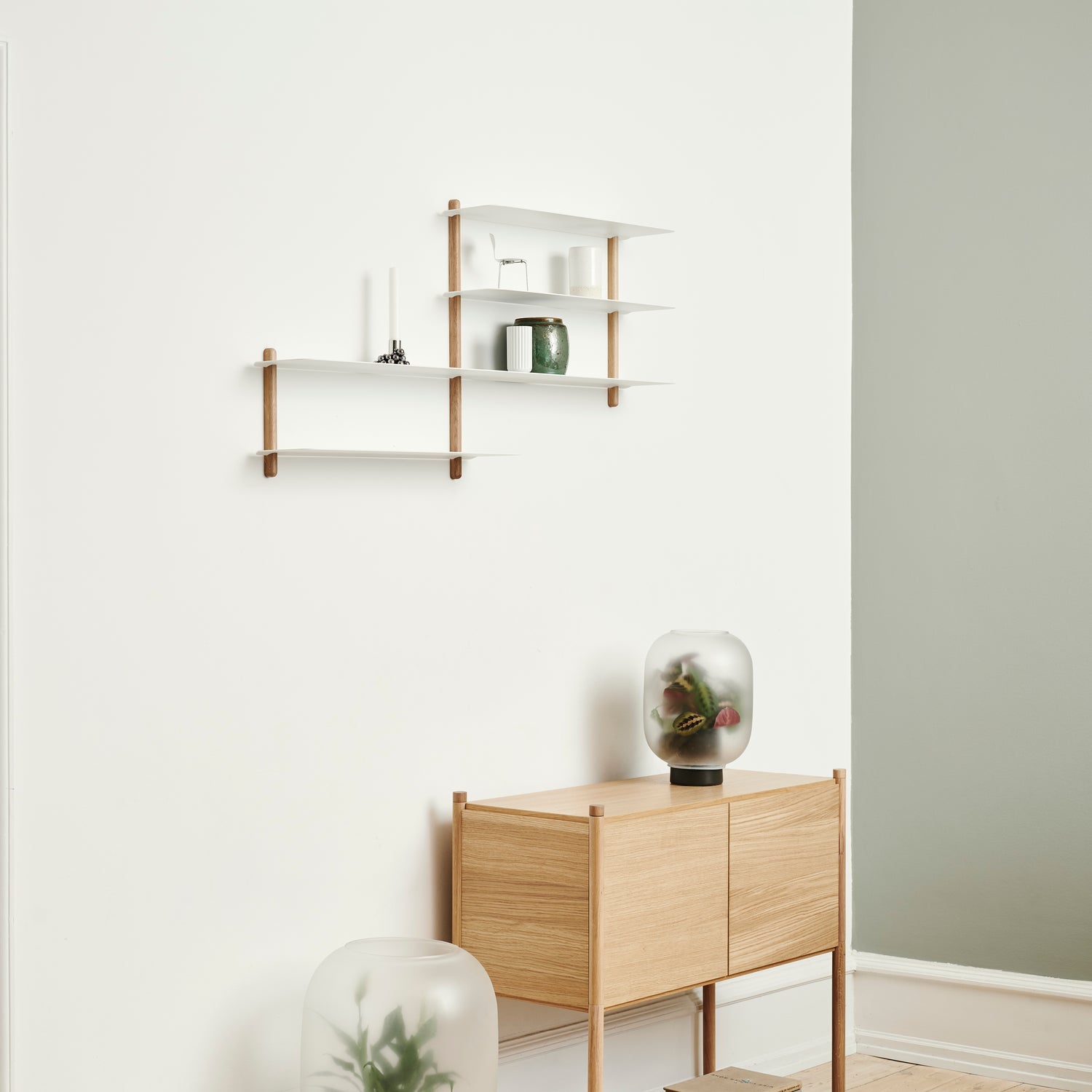 Nivo hylde B lys eg/ hvid