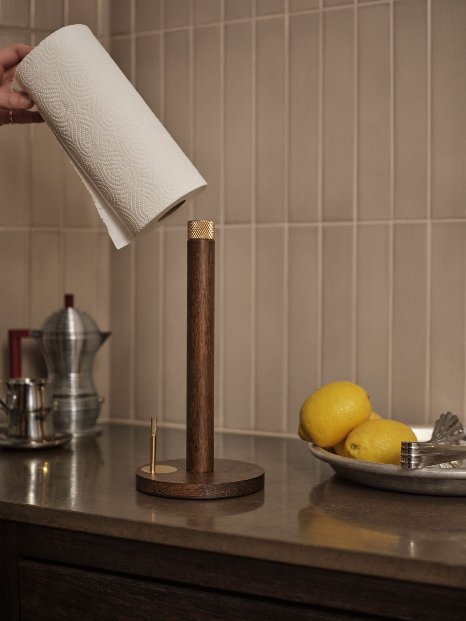 Sina køkkenrulleholder mørk eg/ messing