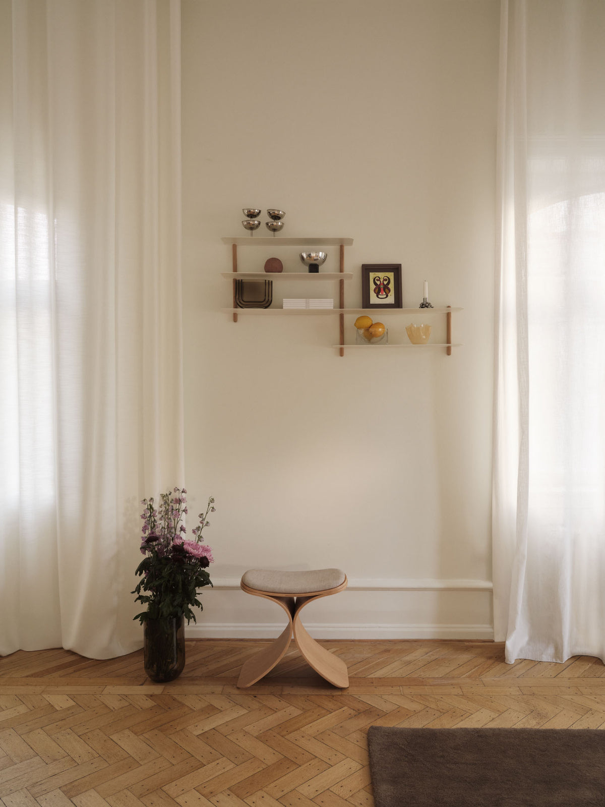 Nivo hylde B lys eg/ hvid