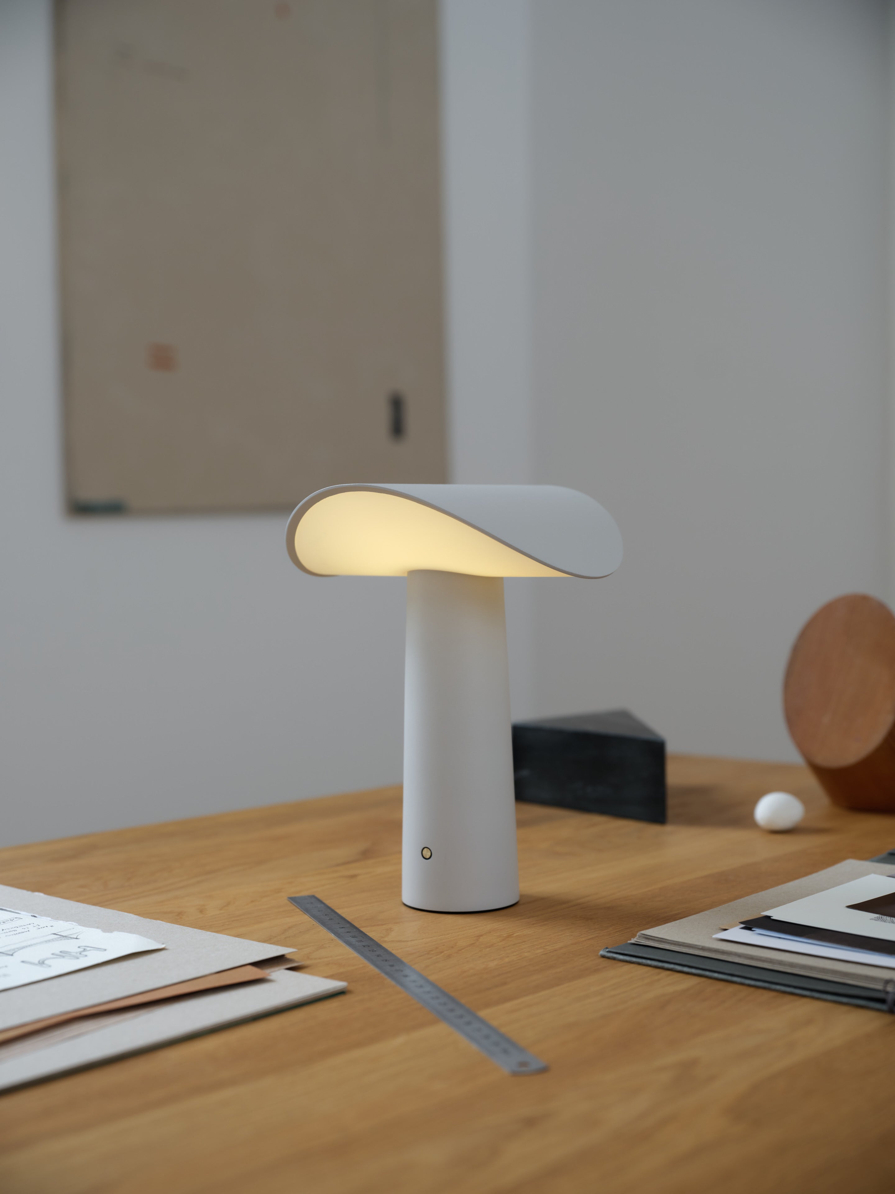 Lium portable bordlampe varm grå