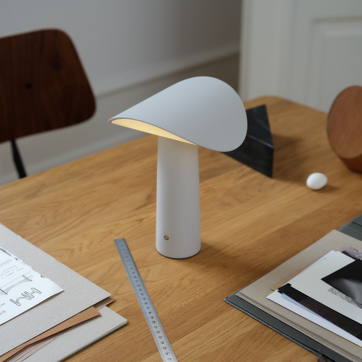Lium portable bordlampe varm grå