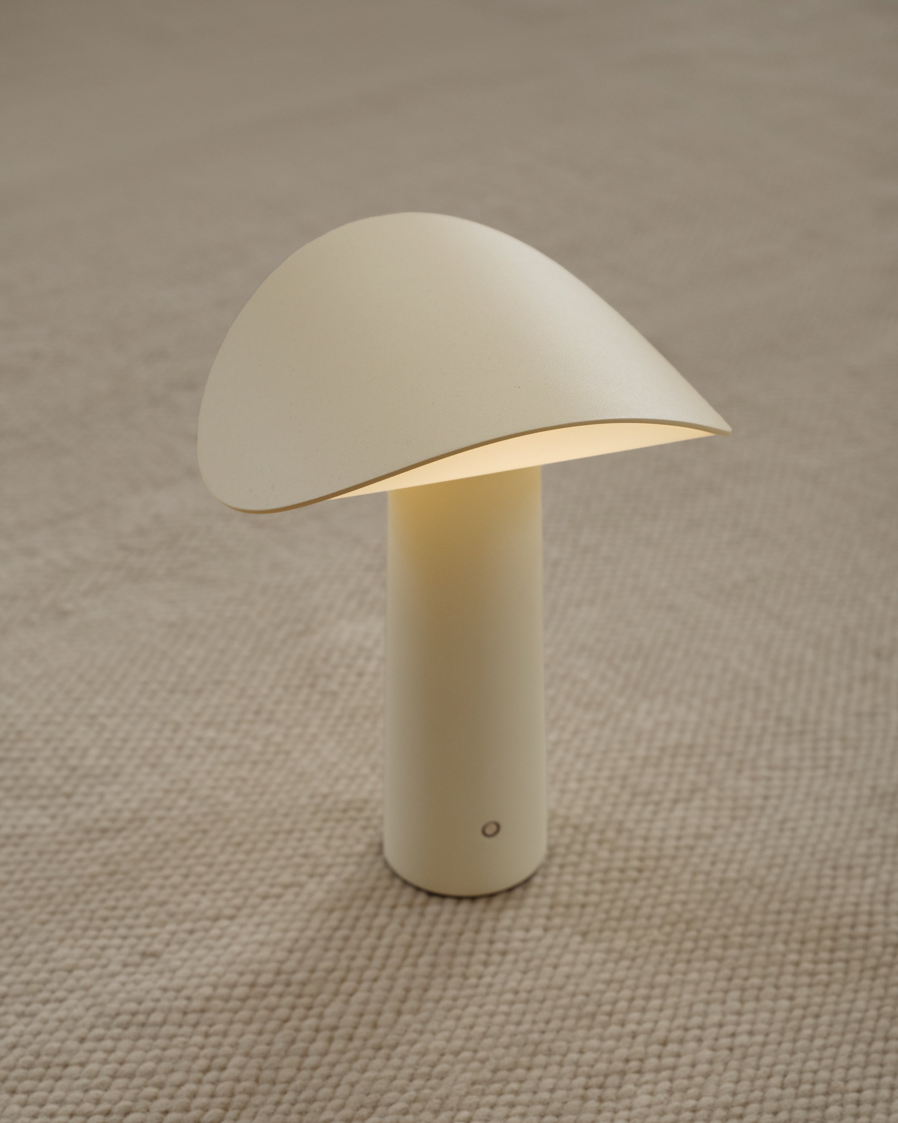 Lium portable bordlampe lysegul