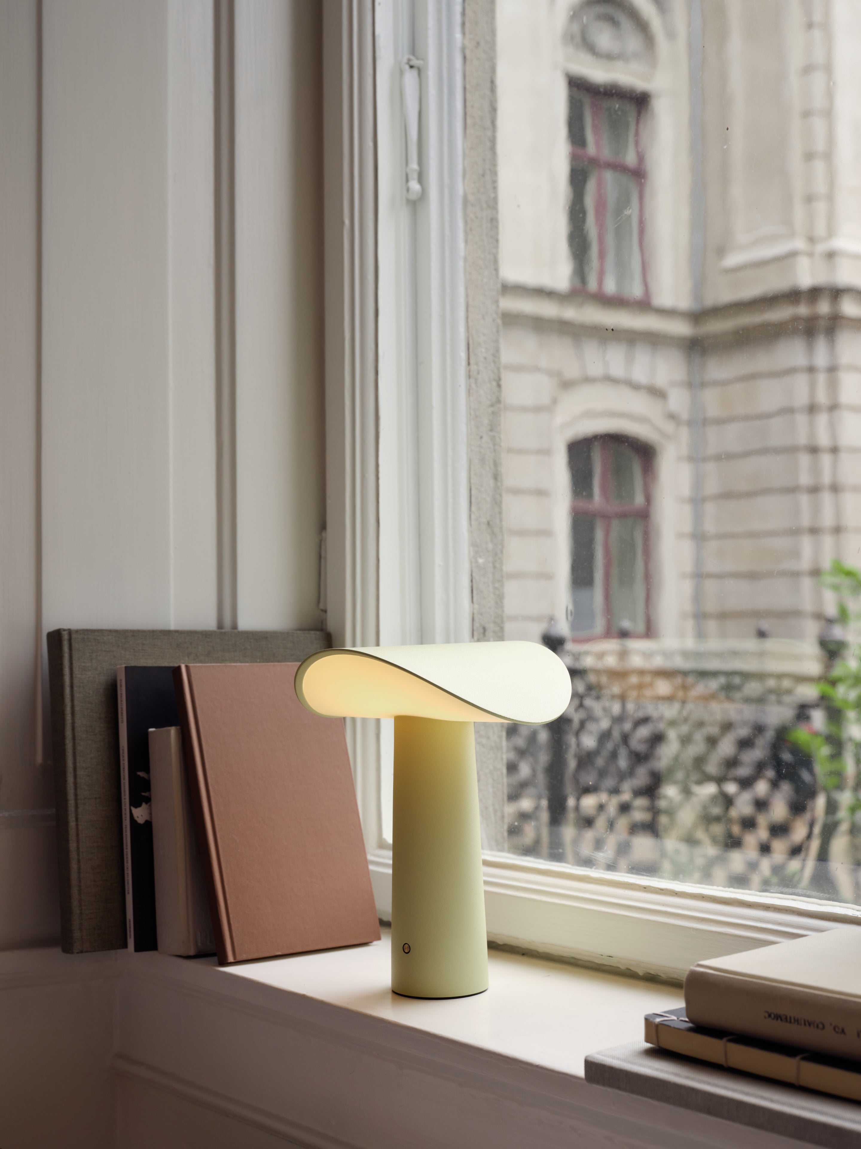 Lium portable bordlampe lysegul