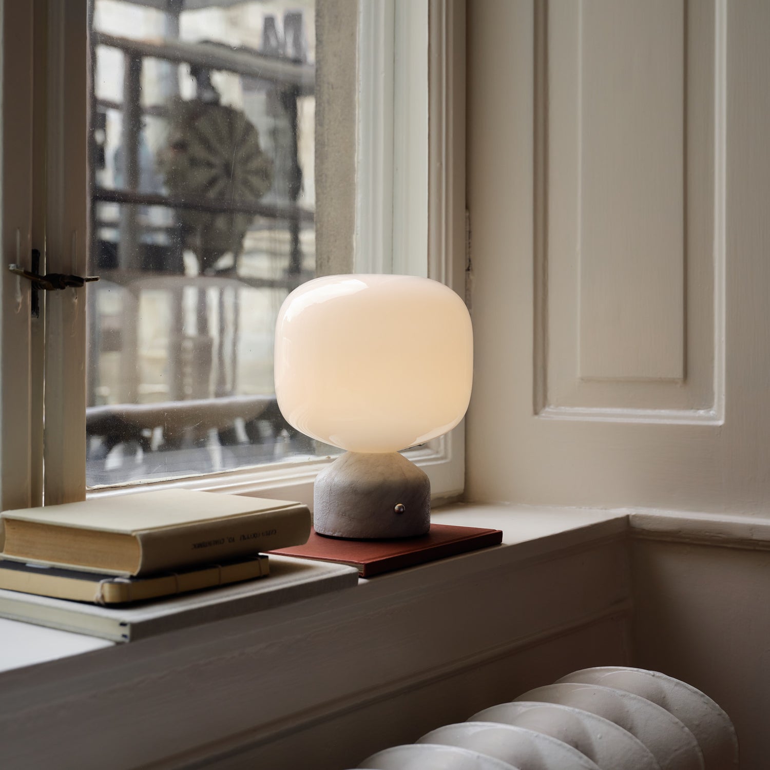 Meemo portable bordlampe, hvid marmor