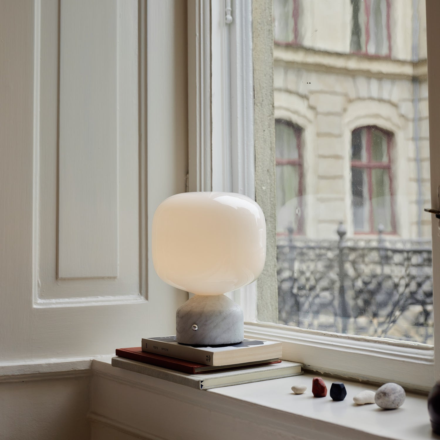 Meemo portable bordlampe, hvid marmor