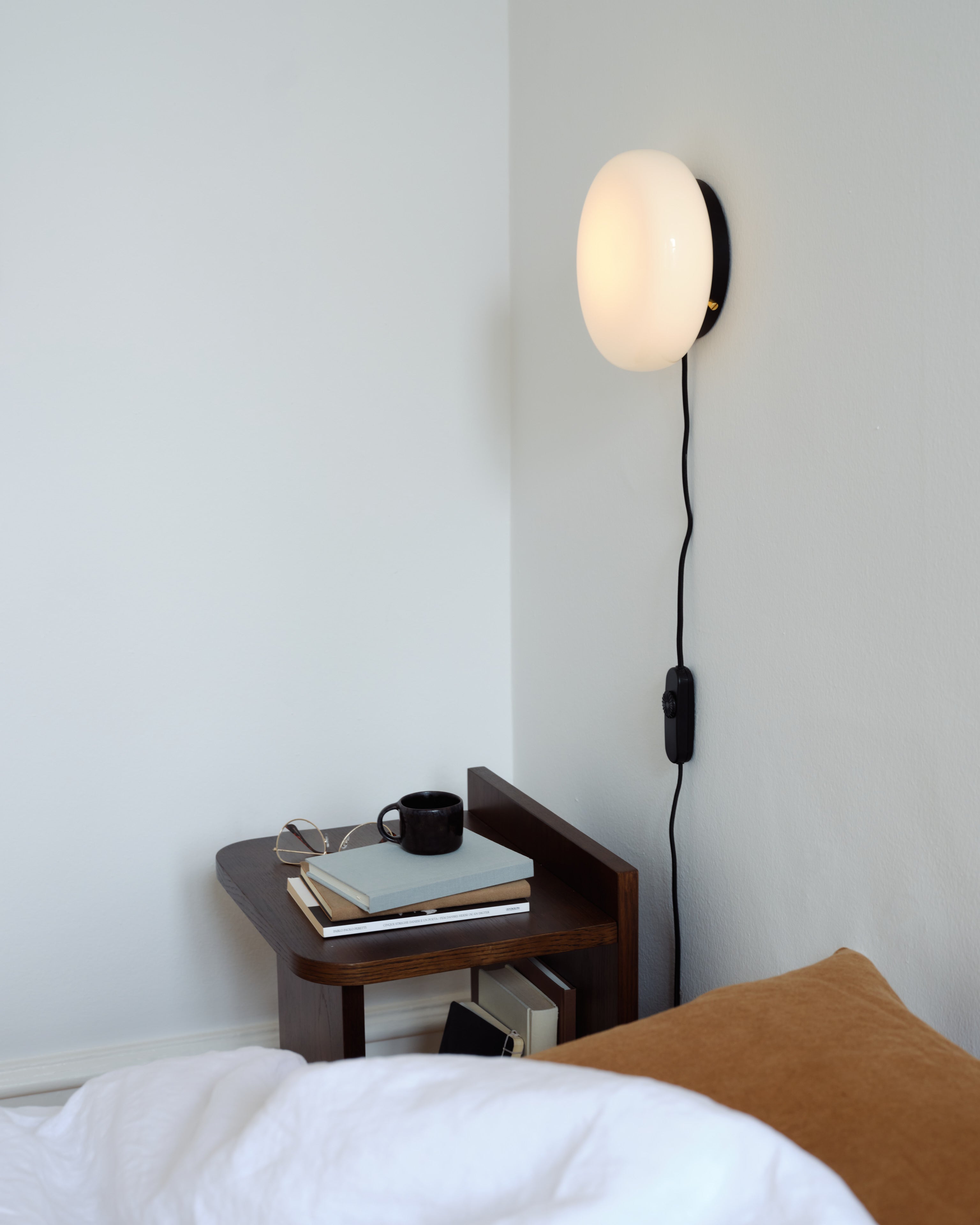 Opa væg- og loftslampe opal glas / sort
