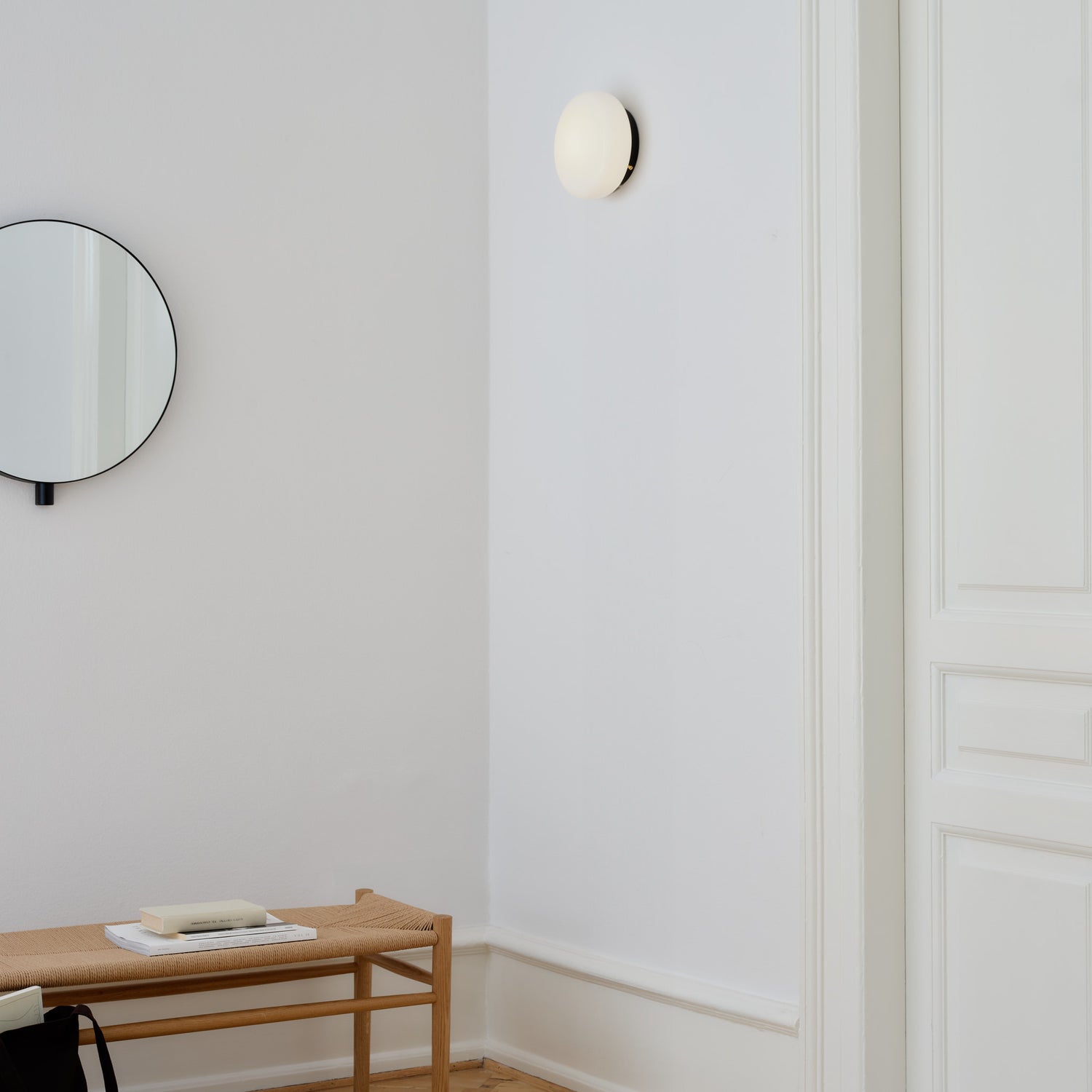 Opa væglampe opal glas / sort